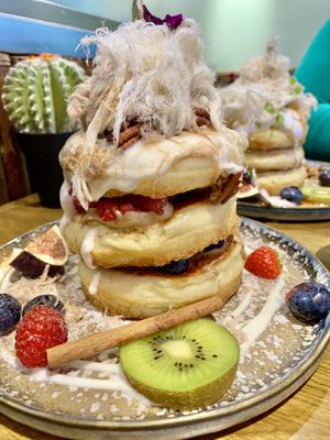 Cinnamon rollercoaster stack at Mr. Stacks in Amsterdam