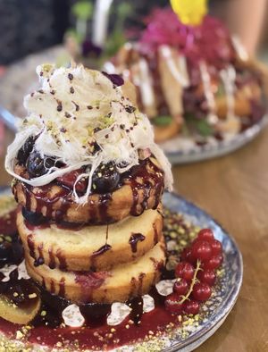 Classic stack in the front, Texan BBQ chicken in the back  at Mr. Stacks in Amsterdam