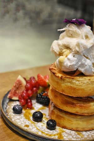 Pancakes mit Äpfeln, Karamellsauce, Kokossahne und Zuckerwatte at Mr. Stacks in Amsterdam
