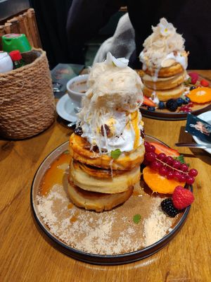 Dit was de Dutch Apple Pie stack, met sesam suikerspin bovenop at Mr. Stacks in Amsterdam