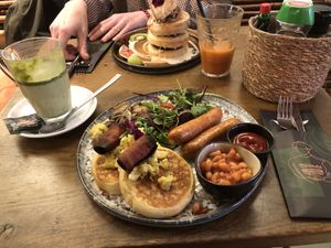 I had a matcha latte and the English breakfast(😍). My mom had a juice and the cinnamon roll stack with an amazing cream cheese glaze.  at Mr. Stacks in Amsterdam