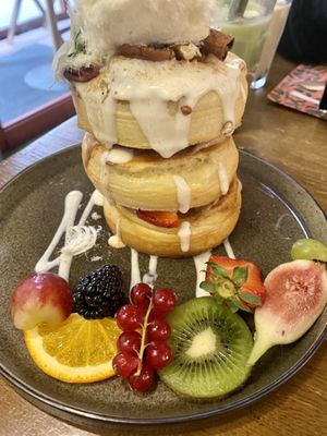 Cinnamon rollercoaster stack  at Mr. Stacks in Amsterdam