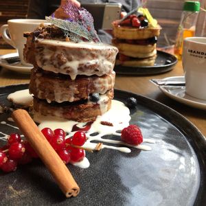 Cinnamon rollercoaster stack (front), classic stack (back)  at Mr. Stacks in Amsterdam