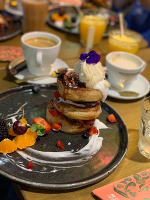 Cinnamon rollercoaster stack  at Mr. Stacks in Amsterdam