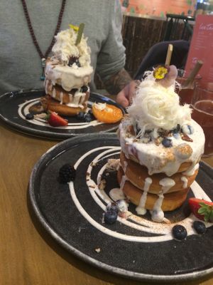 Cinnamon Roller Coaster Stack x2 at Mr. Stacks in Amsterdam