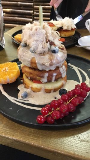 Cinnamon rollercoaster stack at Mr. Stacks in Amsterdam