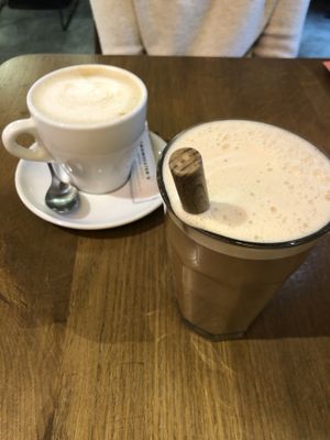 Thai tea and oat milk latte at Mr. Stacks in Amsterdam