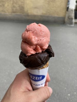 Erdbeere und Schoko-Marille  at Icezeit in Salzburg