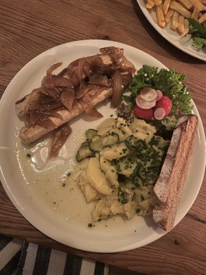 Vegane Würstchen mit Kartoffel-Gurken-Salat  at Hatari Pfälzer Stube - Eidelstedter Weg in Hamburg