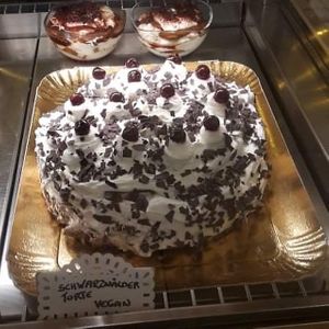 Vegane Schwarzwälder Kirschtorte und vegane Sachertorte 💚🌱 at Café Maria Theresia in Merano