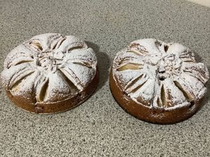 Haselnuss krokant Torte mit südtiroler Bioäpfel 💚🌱 at Café Maria Theresia in Merano