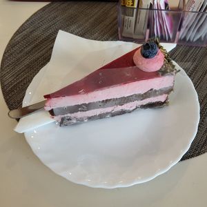 Veganer Himbeersahne Kuchen at Café Maria Theresia in Merano