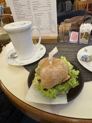 Belegtes Brötchen mit getrockneten Tomaten, Räuchertofu und Salat  at Café Maria Theresia in Merano