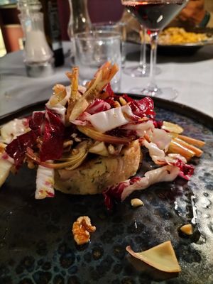 Mushroom and potato burger with radicchio and fresh artichokes at L'Escalier in Pecetto Torinese