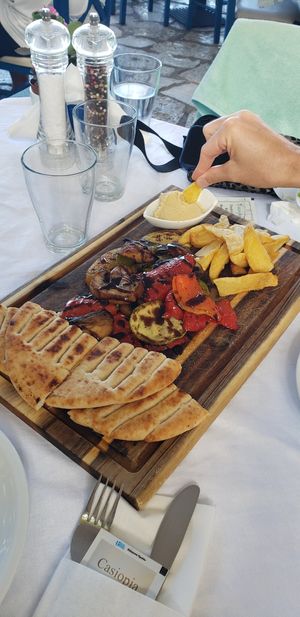 Vegetais grelhados com homus e batata frita, melhor pedida at Casiopia Greek Taverna in Corfu