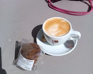 Galetes de xocolata veganes i cafè amb llet d'ametlles at Bye Bye Blat! in Girona