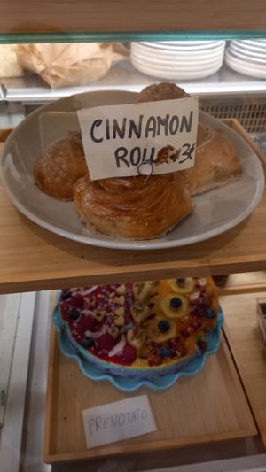 cinnamon roll 3€ at Estravagario in Bologna
