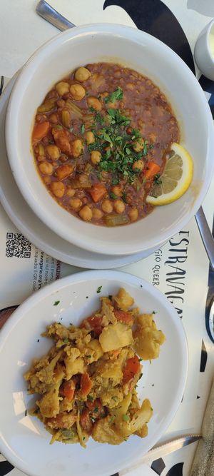 zuppa marocchina di legumi e stufato di cavolfiore at Estravagario in Bologna