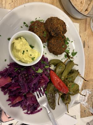 Polpette di fagioli neri e zucca con maionese alla curcuma, friggitelli e insalata di cavolo tosse e mele   at Estravagario in Bologna