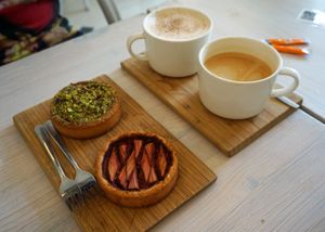 Pistachio and Rhubarb Tartelettes + Chai Latte + Flat White (all vegan) at Maison Nomade in Paris