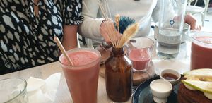 Fresh juice smoothies at Maison Nomade in Paris