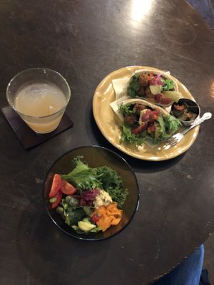 Falafel set meal with salad and juice (Oct. 1, 2019) at Pazar Bazar in Hokkaido
