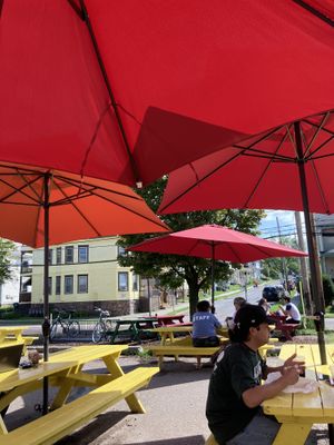 Umbrellas for shade  at Willow's Bagels in Burlington