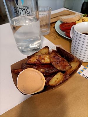 Patate arrosto con salsa rossa at Zucchero a Velo in Ancona