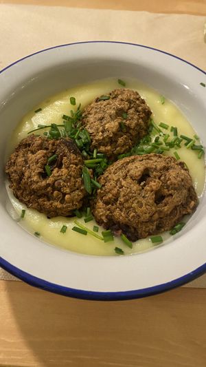 Polpette di funghi e lenticchie su purea di patate    at Zucchero a Velo in Ancona