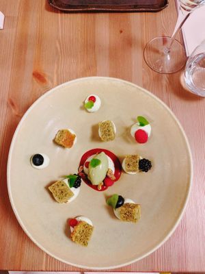 Tortino e mousse al tè matcha con sorbetto al pistacchio e frutti di bosco at CorteverdeChiara in Correzzola