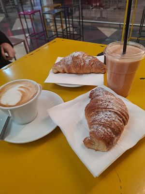 Croissant vegano at JuiceBar in Milan