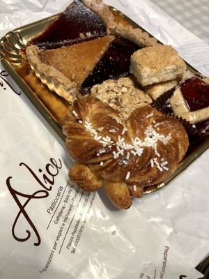 Selezione di crostate e biscotti vegan e/o gluten free e brioches per la colazione at Alice Pasticceria in Cagliari