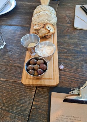 Olives and bread at Roots in Torres Vedras