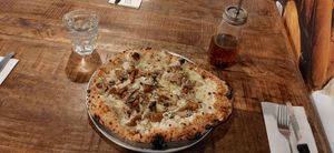 Pizza aux champignons at Brigade Pizzeria in Montreal