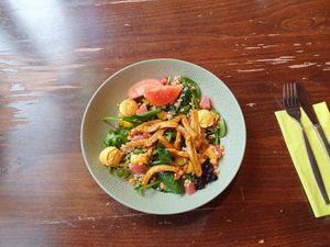 Vegan Green Shawarma Salad;
No chicken shawarma met couscous, linzen, hummus, bloue bessen, mango en papaya at Restaurant Aap in Alphen