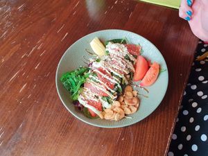 Vegan No Tuna
Sashimi; “tonyn” op bladspinazie. gedroogde en gerookte tuinbonen, no parmesan at Restaurant Aap in Alphen