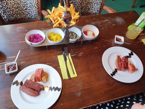 Vegan Exotisch lam; Van het Midden-Oosten: gebraaide lamsrol barstend van de rijke lamssmaak,
Gekruid met pijnboompitten en peterselie.
Geserveerd met bananenbloesem, vegan bacon at Restaurant Aap in Alphen