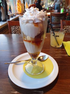 Nagerecht: Notencoupe;
Vanilleroomijs met pecannoten, karamelsous en slagroom at Restaurant Aap in Alphen