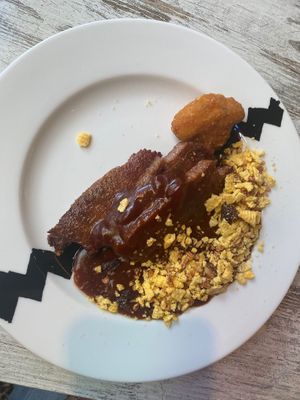 De 3D geprinte plantaardige steak was super. Eigenlijk alles is hier heerlijk en het personeel heel vriendelijk. Geweldig vooral zoveel Vegan    at Restaurant Aap in Alphen