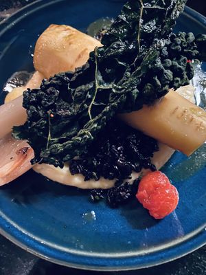 Pastinaak, zwarte rijst, sjalotjes en boerenkoolchips at Bonboon in Amsterdam