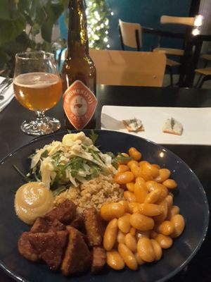 Main course at Bonboon (19€) : Lima beans | smoked paprika | freekeh | fennel salad | quince | alioli | smoked tempeh | gondino
+ beer at Bonboon in Amsterdam