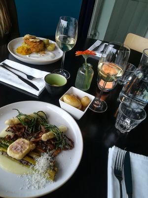 Hoofdgerechten: asperges (bord dichtbij) en kool massala (bord verder weg) at Bonboon in Amsterdam