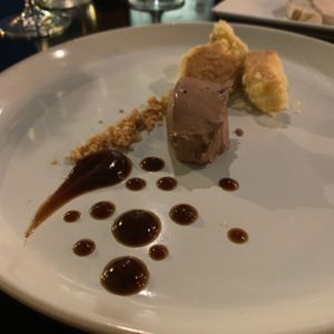 Dessert met chocolademousse coconut crumble cake, hazelnut orange soil en coffee syrup  at Bonboon in Amsterdam