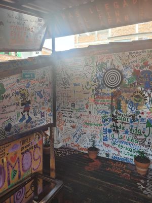 lugar hipster, se puede pintar at Namaste Vegan Food in Guatape