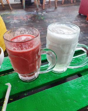 Smoothies de piña, mora, fresa, mango y limón 10/10 y limonada de coco, 10/10 at Namaste Vegan Food in Guatape