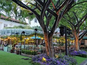 Alfresco dining - cool evening after the rain at Privé - Chijmes in Central Singapore