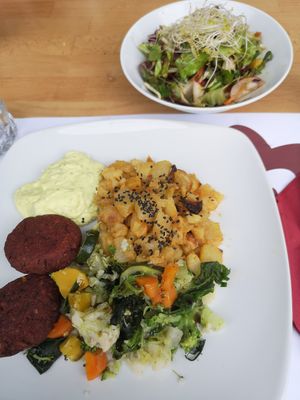Fritters with vegetables, potatoes, salad and sauce at Vegehop in Zagreb