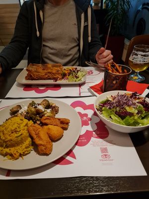 Menu of the day with side salad and lasagne with sweet potato chips at Vegehop in Zagreb