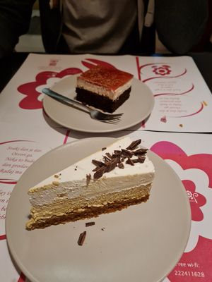 Apple and banana cake and little red riding hood cake at Vegehop in Zagreb