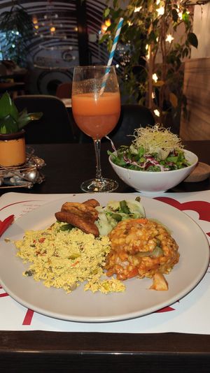 Daily menu: tofu scramble, stew, steamed veggies, beetroot tempura, salad and natural juice #Veganuary at Vegehop in Zagreb